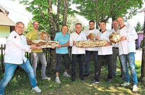 Brot im Kopf und Brote in der Hand: Die Zollernalb-Bäcker mit Obermeister Thomas Koch (links) Foto: Wahl