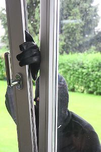 Viele Hausbesitzer machen den Fehler und lassen die Fenster gekippt: freie Bahn für Einbrecher. Foto: dpa/Wodicka