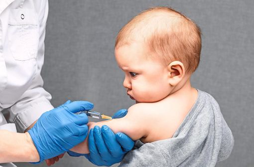 Ein Arzt verabreicht einem Kleinkind eine Impfung. Foto:   Symbolfoto: © Dmitry Naumov – stock.adobe.com