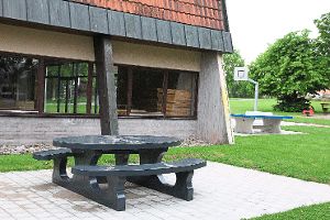 Sitzgruppe, Basketballkorb und  Tischtennisplatte  hat das  Jugendforum  bei der Gemeindehalle installiert.  Foto: Hübner Foto: Schwarzwälder-Bote