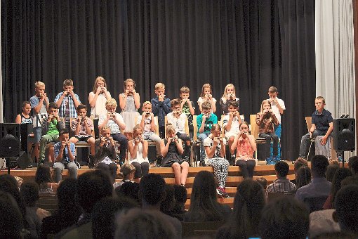 Die Mundharmonikaklassen 5 präsentierten textsicher drei bekannte Kinderlieder. Foto: Realschule Foto: Schwarzwälder-Bote