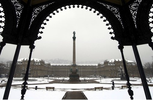Mehrere Zentimeter Schnee lassen den Stuttgarter Schlossplatz zu einem märchenhaften Winterbild werden – doch eigentlich ist bereits Frühling. Foto: dpa