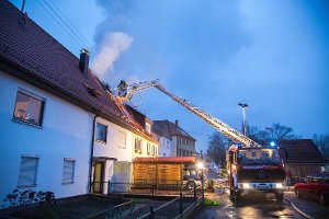 In Plüderhausen kam es zu einem ausgedehnten Dachstuhlbrand.  Foto: www.7aktuell.de | Simon Adomat