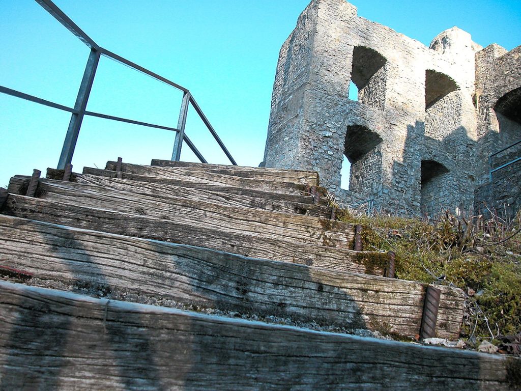 35 Jahre haben sie ihren Dienst getan. Nun müssen die Treppen zu den höchsten Zinnen der Burgruine erneuert werden.  Fotos: Pfannes