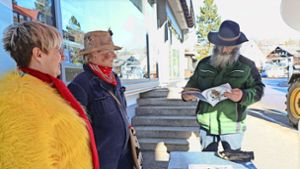 Ein eingespieltes Team: Nicole Willmann und Anja Hammer besorgen den Verkauf des Schönwälder Narrenblättles „Hirtebue“ und „schwätze mit de Liet“. Foto: Hans-Jürgen Kommert