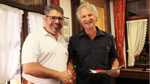 Georg Wiengarn (links) gratuliert Volker Lehmann für 40 Jahre  ehrenamtliche Arbeit beim Roten Kreuz. Foto: Hans-Jürgen Kommert