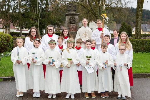 Sieben Kinder haben in der St.-Franz-Xaver-Kirche in Göllsdorf ihre erste heilige Kommunion gefeiert.  Foto: Gemeinde