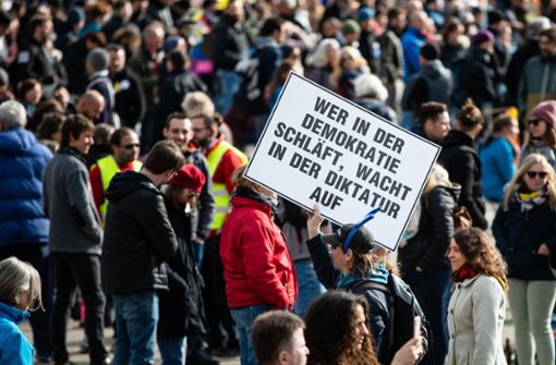 Politiker und Polizeigewerkschaft haben Teilnehmer und Stadt für die Corona-Demos in Stuttgart scharf kritisiert. Foto: dpa/Christoph Schmidt