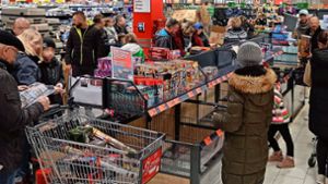 Bei Kaufland drängen sich die Kunden um die wenigen verfügbaren Knaller. Foto: Terkowsky