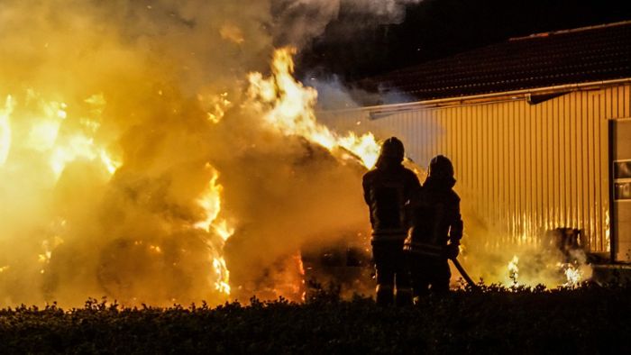 Oberjettingen: Strohballen gehen in Flammen auf