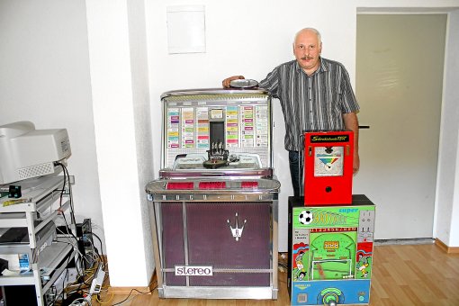 Karl-Heinz Pfau sammelt leidenschaftlich Automaten. Seine amerikanische Jukebox (links) aus dem Jahr 1962 funktioniert immer noch. Fotos: Steinmetz Foto: Schwarzwälder-Bote