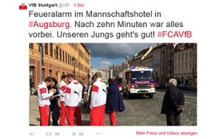 In Augsburg auf der Straße: Der VfB Stuttgart musste nach einem Feueralarm sein Mannschaftshotel kurzzeitig verlassen. Foto: a href=https://twitter.com/VfB target=_blanktwitter.com/VfB/a
