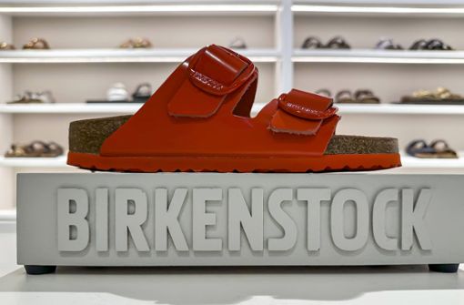 Knallrote Birkenstock-Sandale mit dem typischen Fußbett aus Kork – die Ökolatsche hat sich zum großen Objekt der Begierde entwickelt. Foto: imago/Arnulf Hettrich