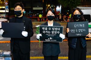 Stiller Protest: Am Ort der Katastrophe fordern Demonstranten die Aufklärung des Geschehens. Foto: Imago//Chris Jung