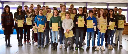 Zahlreiche Schüler der Ludwig-Uhland-Schule in Schömberg erhielten Auszeichnungen. Foto: Schule Foto: Schwarzwälder-Bote