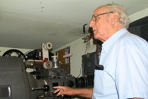 Ludwig Schülzle: der 79-jährige Burladinger Kinobetreiber erklärt seinen Gästen gerne die alten Vorführgeräte, die er aus Nostalgie aufgehoben hat. Foto: Rapthel-Kieser