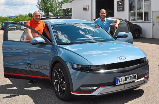 Die beiden Verkaufsberater Udo Pommerenke (links) sowie Ivan Vorih präsentieren beim Donaueschinger Autohaus Bach mit dem Hyundai Kona eines ihrer Erfolgsmodelle. Foto: Herrmann