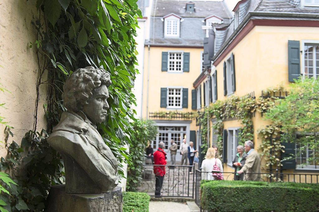Mit der fiktiven, ausgestopften Beethoven-Figur im Stück nimmt das Theater auch Bezug zum Beethoven-Haus in Bonn, einem der wichtigsten Sehenswürdigkeiten der Stadt mit Museum und Archiv. Foto: Stadt Bonn