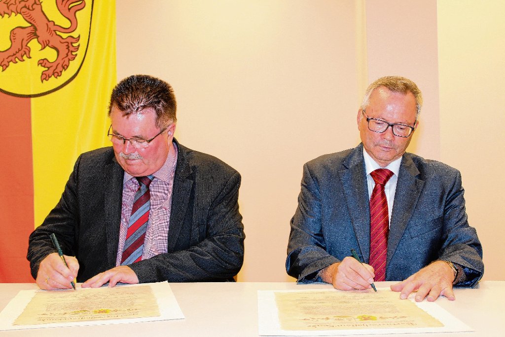 Unterschrieben: Christoph Fröse und Jürgen Guse unterzeichnen die Urkunden der Städtepartnerschaft.  Fotos: Pohl