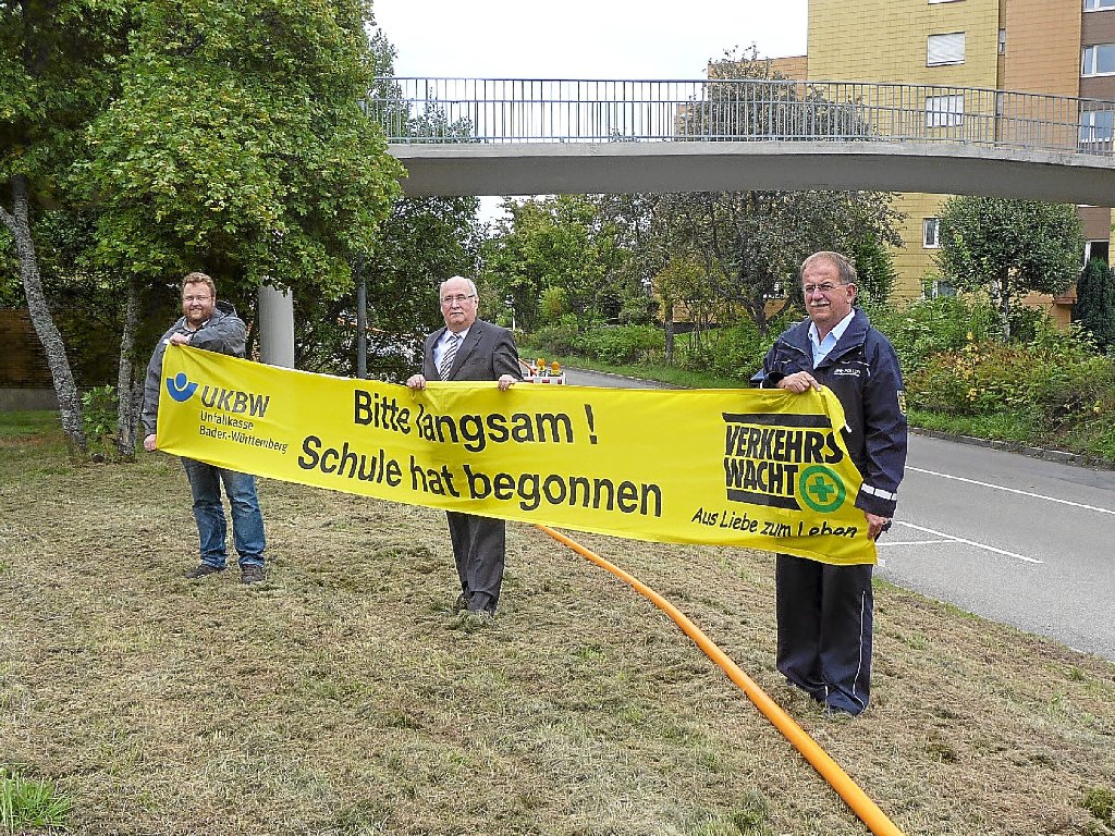 Freudenstadt: Kreisverkehrswacht Freudenstadt übergibt Spannbänder mit Aufschrift Bitte langsam! Schule hat begonnen