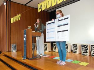 Franziska Kälberer (links) und Jana Scharf stellen den neuen Schülern das Hausaufgabenbuch in Übergröße vor. Foto: Reimer Foto: Schwarzwälder Bote