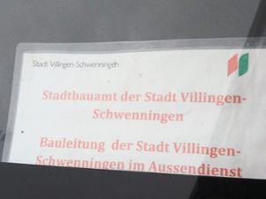 Dieses Dokument im Fenster ausgelegt, parkt ein Autofahrer im absoluten Halteverbot in Schwenningen. Für die Stadtverwaltung ein äußerst ärgerlicher Vorfall.  Foto: privat