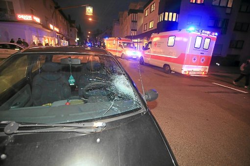 Ein Autofahrer hat gestern Abend in der Schwenninger Alleenstraße eine Mutter sowie ihr Kind am Zebra­streifen angefahren und schwer verletzt.  Foto: Marc Eich