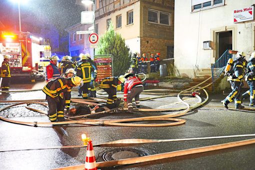 Alle Einsatzkräfte helfen bei der Nachtübung der Freiwilligen Feuerwehr Talheim mit. Fotos: Morlok Foto: Schwarzwälder Bote