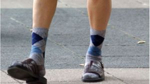 No-Go, mutig oder stylish? Die Debatte um Männerbeine in Socken und Sandalen ist in vollem Gange. Foto: dpa