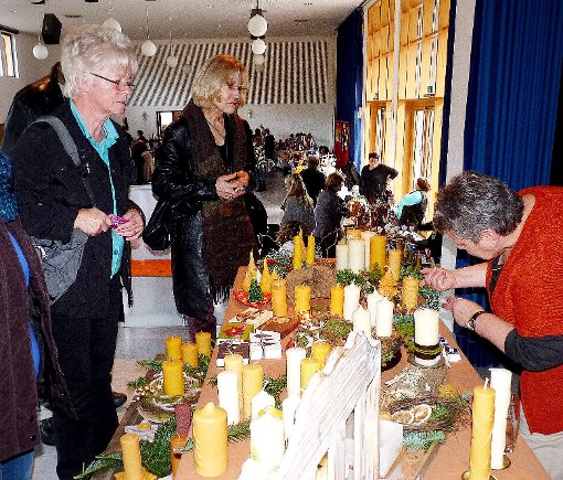 Auch am Kerzenstand von Gertrud Oberfell wurde sich für die Weihnachtszeit eingedeckt.  Foto: Jehle