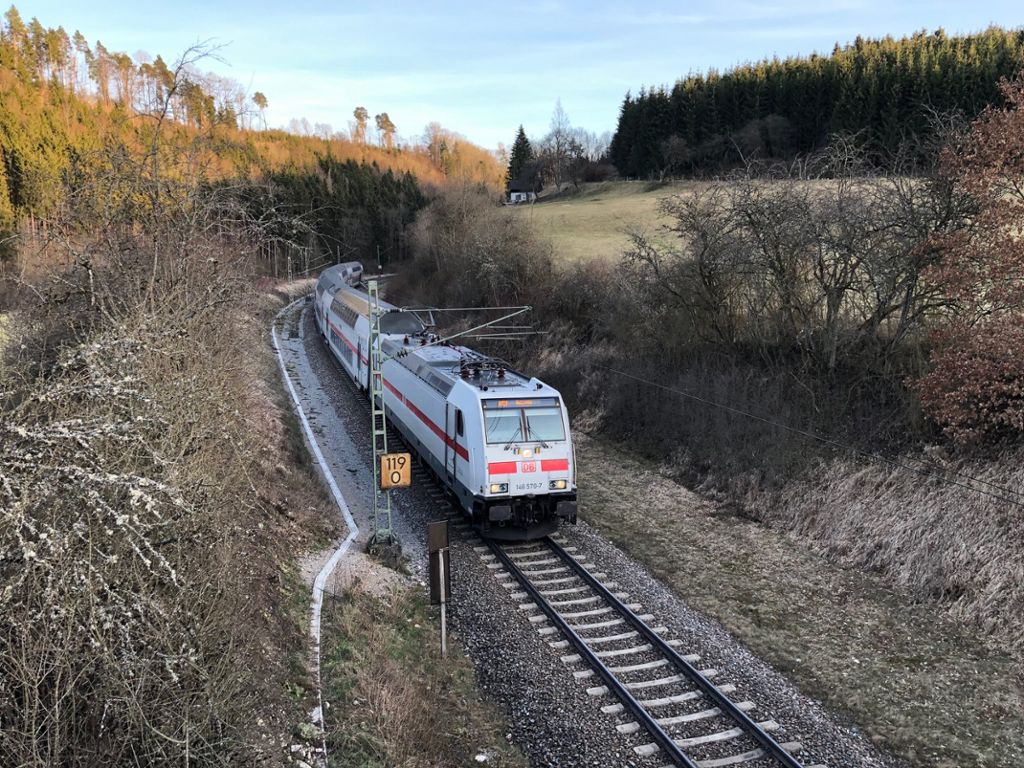 Direkt am Hofgut Neckarburg, wurde der der InterCity der Deutschen Bahn gestoppt.