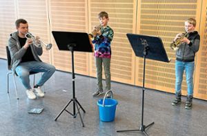 Die beiden Schüler Tom Trenkle (Mitte) und Philipp Tomoff haben Spaß am Trompete spielen. Markus Burger (links) unterrichtet sie in den Räumlichkeiten der Stadtkapelle Hüfingen. Foto: Andrea Hauger