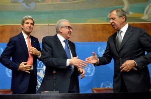 Einigung über Syriens Chemiewaffen: Russlands Außenminister Sergej Lawrow (rechts), UN-Sondergesandter Lakhdar Brahimi und US-Außenminister John Kerry (links) in Genf Foto: dpa