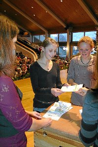 Vor großem Publikum im Haus des Gastes bekommen junge Aktive des Turnvereins ihre Sportabzeichen verliehen. Foto: Eberl Foto: Schwarzwälder-Bote