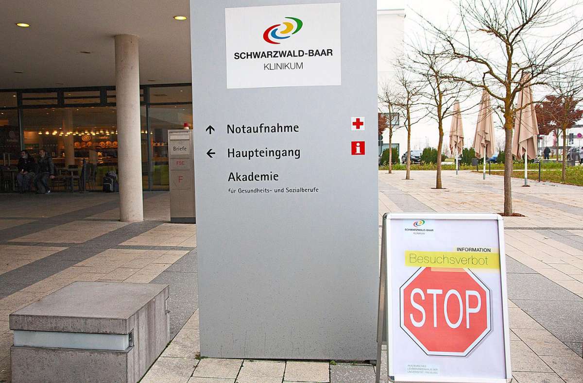 Stop – das Schwarzwald-Baar-Klinikum ist am Limit. Und das gilt nicht nur für Besucher, die dort nicht mehr willkommen sind, sondern auch in medizinischer Hinsicht. Es gab am Freitag erste Verlegungen. Foto: Schwarzwald-Baar-Klinikum