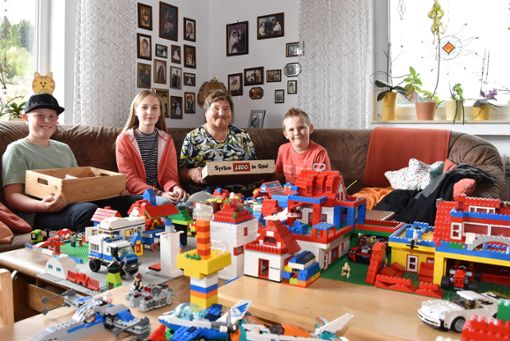 Margarethe Schobel mit den Enkeln Lorenz, Julia und Benedikt vor der Legostadt. Foto: Siegmeier