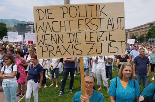 Protestaktion von Ärzten in Stuttgart. (Archivbild) Foto: dpa/Andreas Rosar