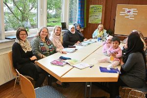 Beim Sprachkurs in einem Raum  der methodistischen Kirche in Baiersbronn: Nanette Popp  (links) freut sich über den Erfolg des Angebots für weibliche Flüchtlinge.  Foto: Braun Foto: Schwarzwälder-Bote