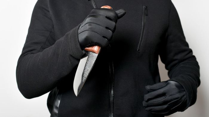 13-Jähriger droht mit Messer