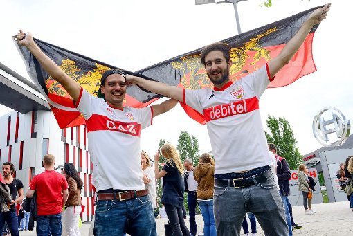 Die VfB-Stuttgart-Fans zitterten mit ihrem Team mit - und konnten sich am Schluss über den Klassenerhalt freuen. Foto: www.7aktuell.de |