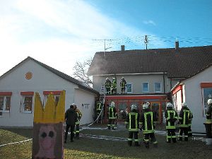 Gegen 13.15 Uhr rauchte es noch aus dem Dach des Kindergartens. Foto: Pfannes Foto: Schwarzwälder-Bote