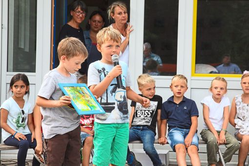 Nach der Eröffnung der Ausstellung auf der Terrasse hatten die Gäste ausgiebig Gelegenheit, im Kindergarten die  bunte Welt der Farben kennenzulernen. Fotos: Beiter Foto: Schwarzwälder Bote