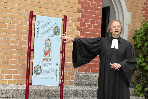 Pfarrer Markus Ockert zeigt auf die neue Tafel. Foto: Kommert Foto: Schwarzwälder-Bote