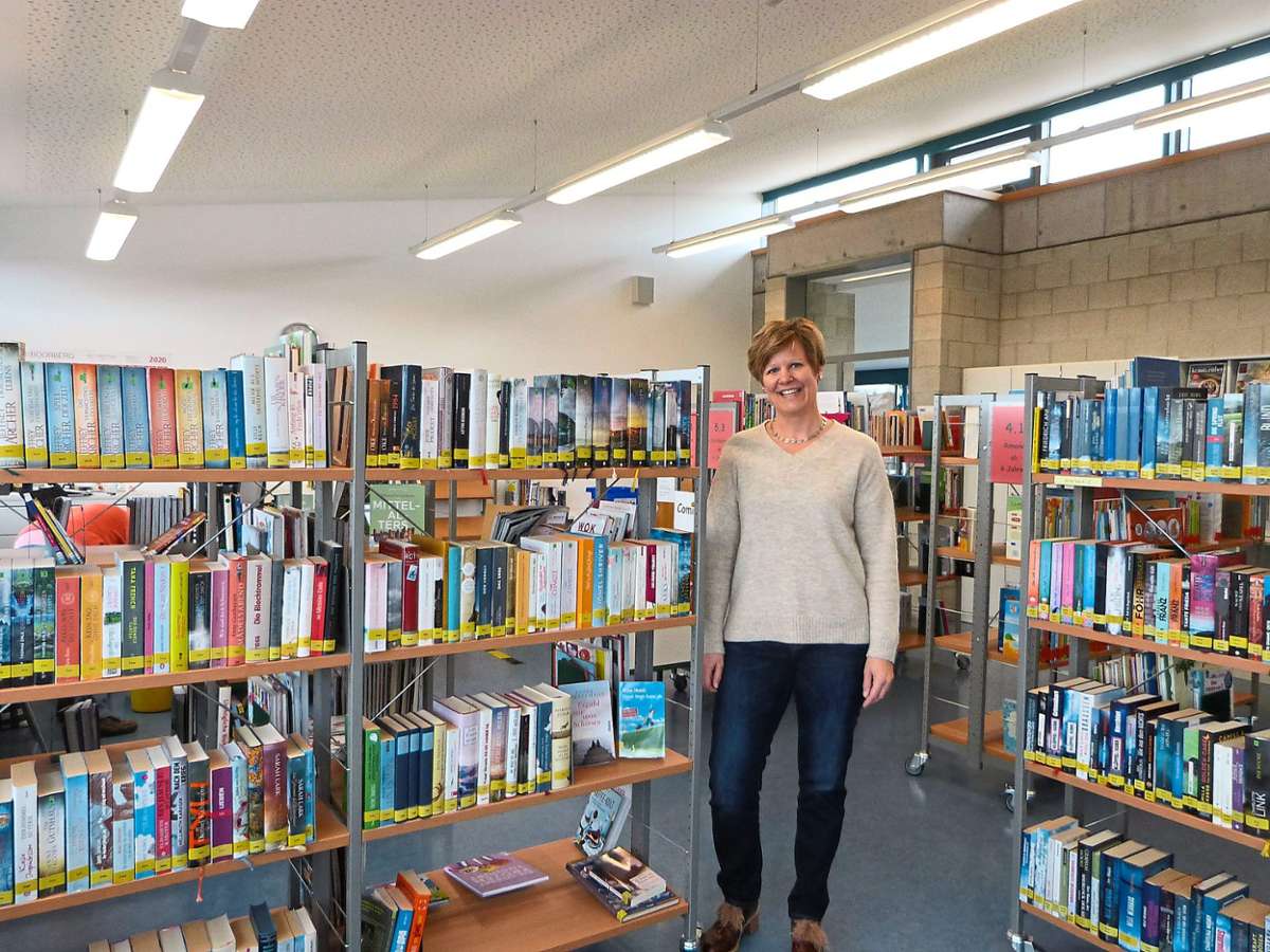 Sabine Theurer zeigt die große Auswahl der Gemeindebücherei.