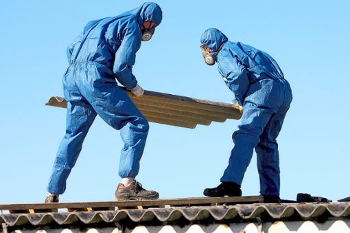 Wenn Asbest im Spiel ist, müssen Experten ran: Abbruch- und Sanierungsarbeiten, bei denen asbesthaltige Materialien vorkommen, dürfen deshalb nur von Sachkundigen erledigt werden, betont das Landratsamt.  Foto: Wüstneck