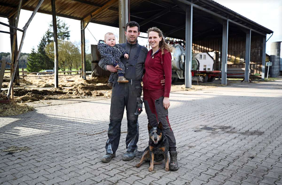 Die Situation für Sophia Linhard und Fabian Flaig, gemeinsam mit ihrem Sohn Luca sowie dem Cattle Dog, ist zwar schwierig – die Landwirte aus Mönchweiler wollen aber trotzdem positiv in die Zukunft blicken. Foto: Marc Eich
