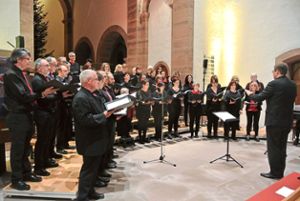 Der Projektchor  war bei seinem Konzert in der Münsterkirche in Klosterreichenbach mit Freude und Konzentration bei der Sache.  Foto: Braun Foto: Schwarzwälder Bote