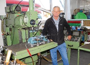 Hermann Ewald in seinem Firmengebäude mit vielen Maschinen für den Reparaturservice.  Foto: Maier Foto: Schwarzwälder-Bote