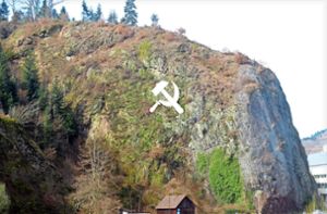 Ein Hammer und eine Sichel prangte als Symbol der KPD am 5. März 1933 auf der Hohensteiner Felswand. Foto: Rahlfs