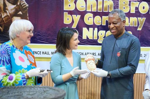 Annalena Baerbock übergibt eine Miniaturmaske aus Stuttgart in Nigeria. Foto: dpa/Annette Riedl